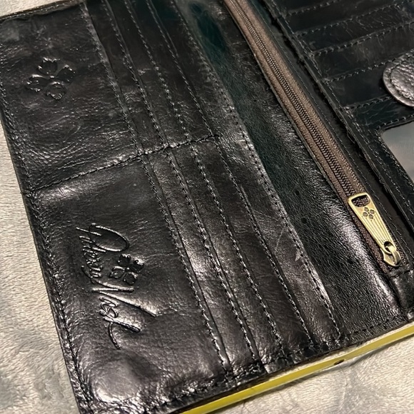Patricia Nash Black and Cream Wallet newspaper print. No flaws Gold sparkle dust - Picture 3 of 7